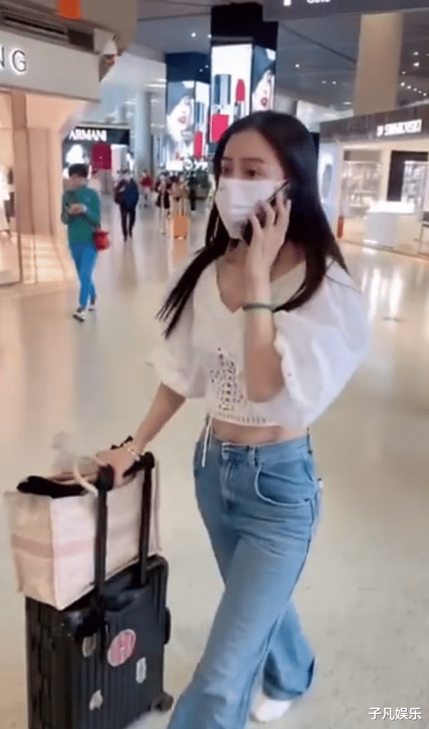 黄晓明|五一假期，baby现身机场独自带娃，黄晓明却在家陪老爸，引争议。