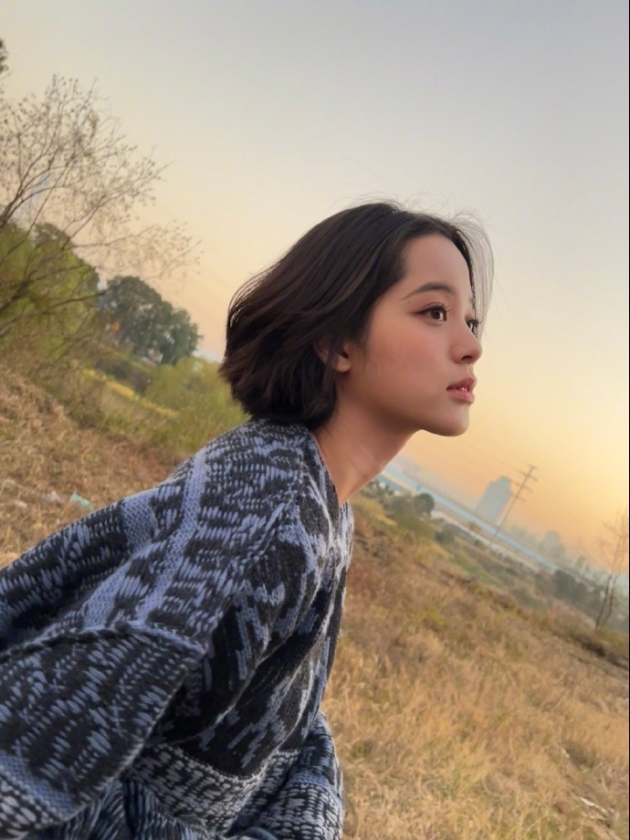 短发 欧阳娜娜穿宽大毛衣 短发造型清爽利落