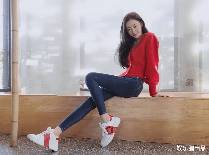 张天爱|张天爱胆子真肥，穿“开奶衫”还敢侧身拍照，尽显完美身形