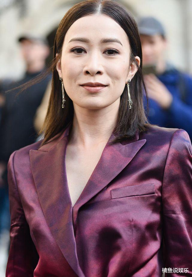 西装|佘诗曼终于换风格！黑色西装搭配短发尽显干练，霸气女总裁好帅气