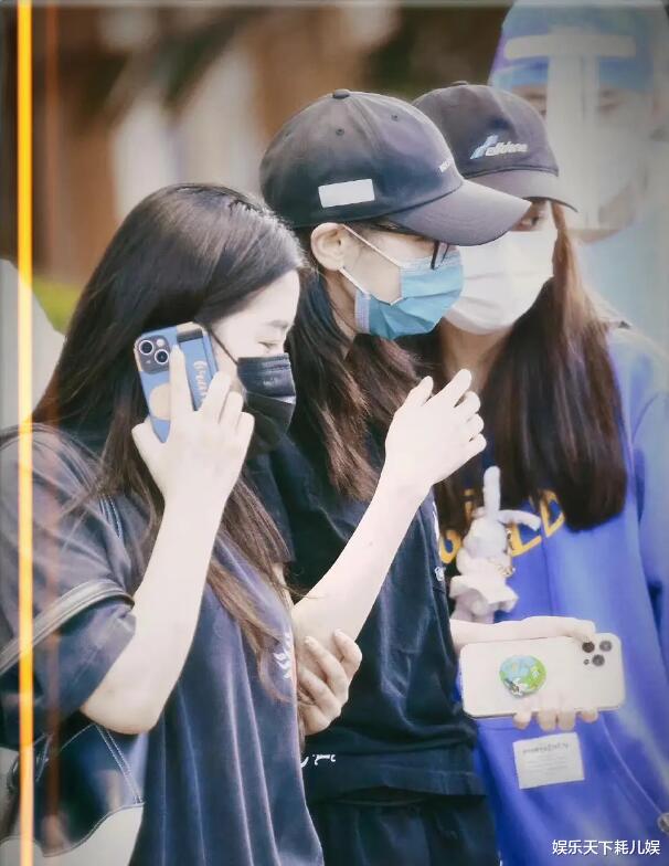 迪丽热巴|迪丽热巴抵达三亚出席GQ盛典，做核酸怕到蹲地上，2名男路人目不转睛看戏超搞笑