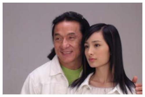 成龙|她17岁与成龙拍广告,现在成为一线明星,成龙说她不简单