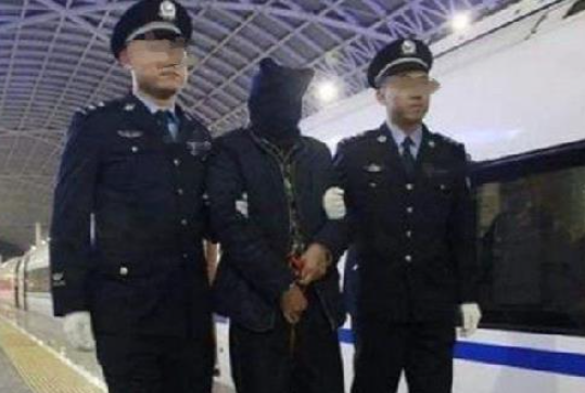 10年前,他因小事砍杀数10人,包括自己妻儿,判刑前还死盯着岳父