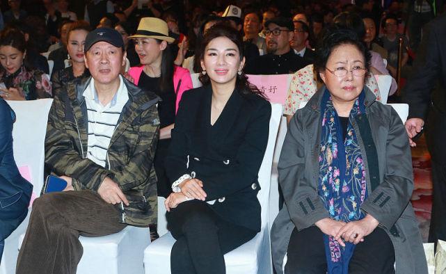 BiuVogue|黄奕打扮的挺低调的，都没斯琴高娃惹眼，看久了还挺有内涵的