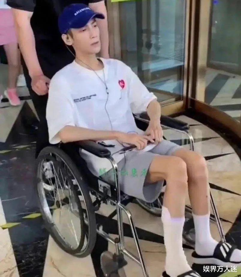 罗云熙|总是坐轮椅出行，拍戏时被对手打到受伤，这个男演员水逆吗？