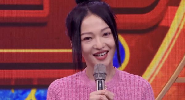 艺伎回忆录|春晚进行时镜头中的明星，金晨甜美，佟丽娅发福，王一博显疲惫！