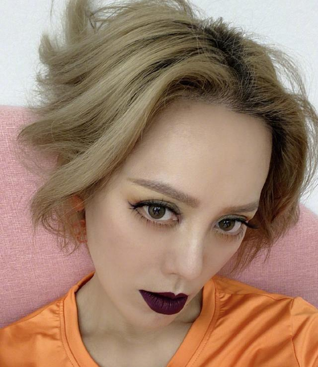 发型|宁静扮嫩发力过猛,染一头金发还能接受,左右扎两个小啾啾看不懂