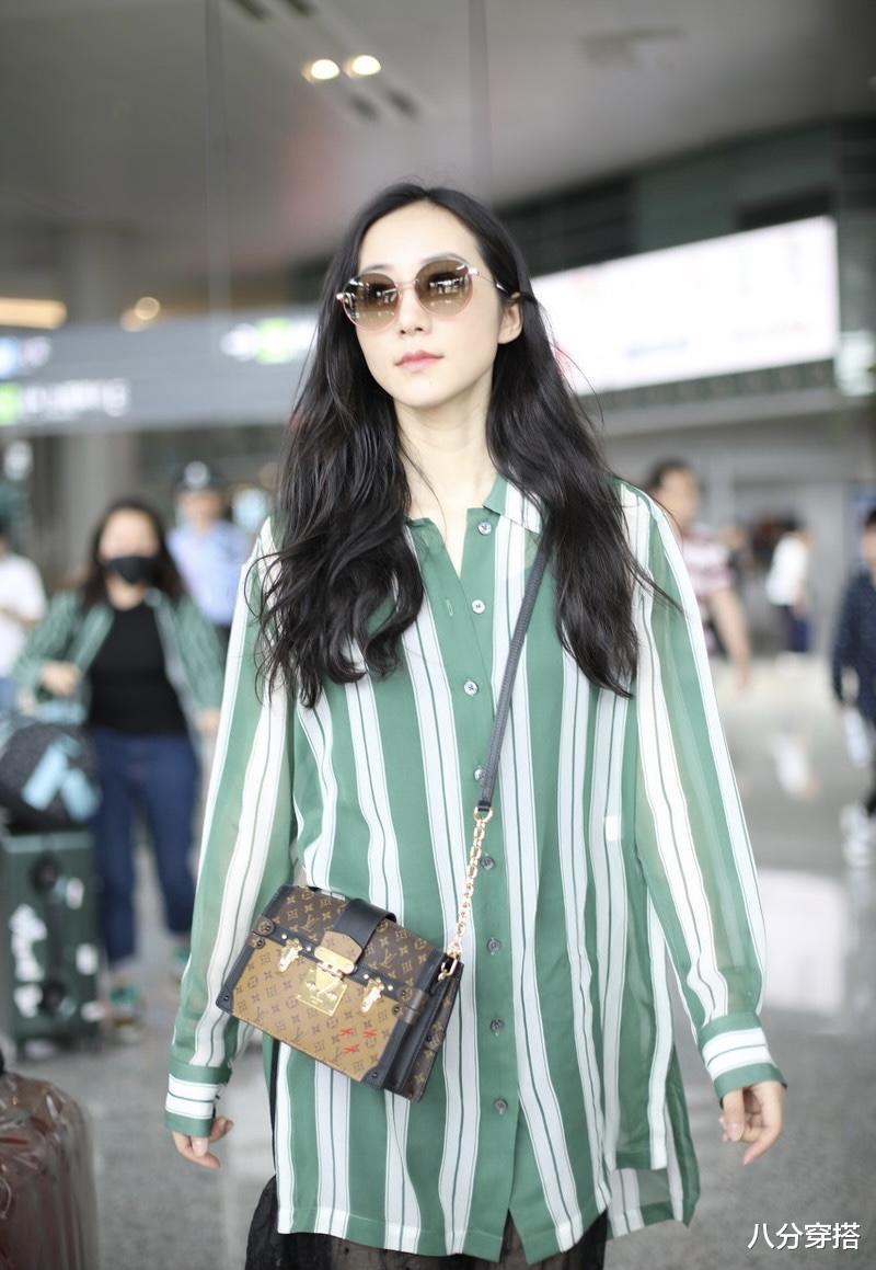 八分穿搭|韩雪又穿火了“条纹衬衫”，配黑色蕾丝半身裙精致时髦，优雅大方