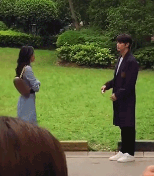 杨幂|杨幂拍戏遭围观，态度高冷惹路人“不满”，获专人撑伞换鞋排场大