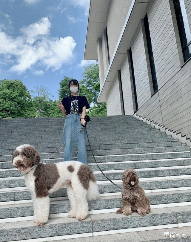 木村拓哉|木村拓哉父女遛狗，未修图脸瘦得太显老，长女和妈妈有同款O型腿