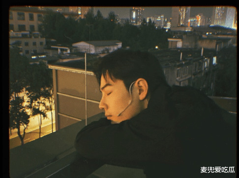 肖战|肖战夜游成都街头？白衣少年清唱《成都》，快乐的像个大男孩？