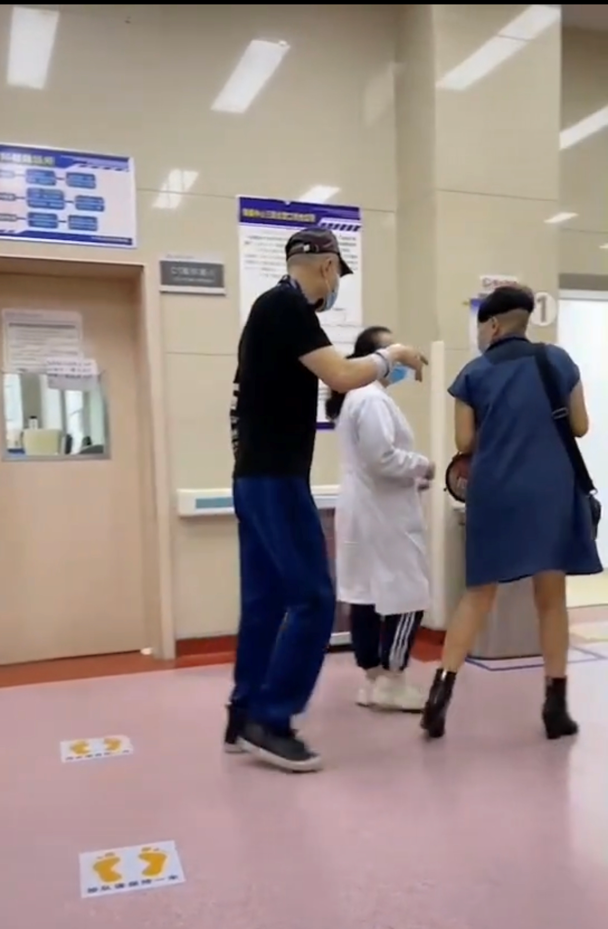 59歲徐錦江現身醫院，手背紮留置針走路不穩，健康狀況引人擔憂-圖8