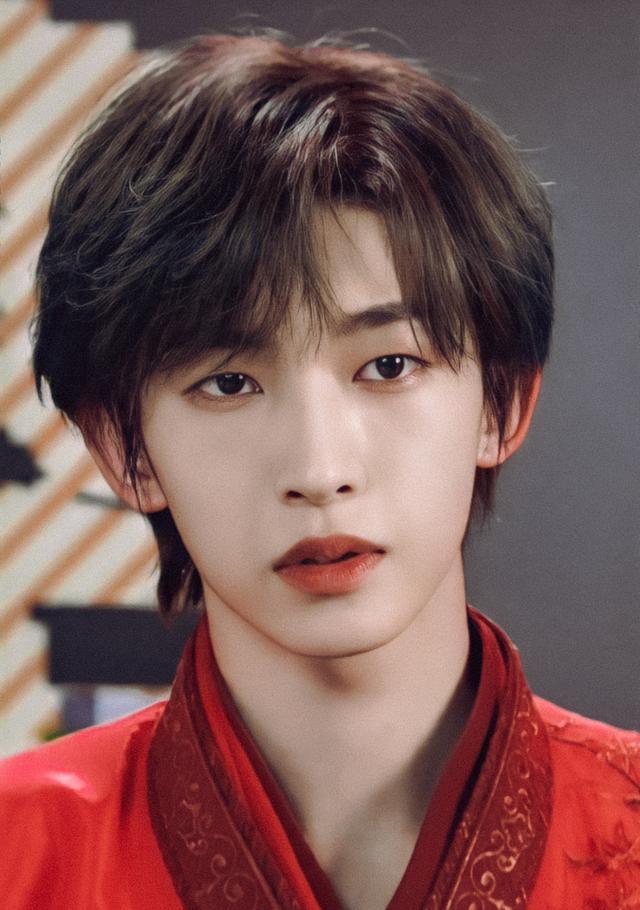 男团|国际男团INTO1，主C这个颜值也能对标蔡徐坤？