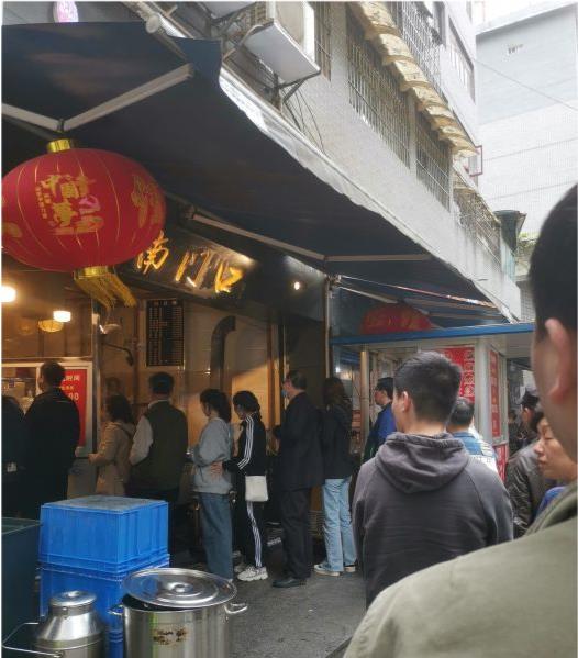 寸步不离的感觉 贵阳火了40年的肠旺面，12元一碗一天卖出2000碗，开门排满一条街