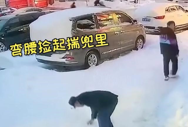 吉林一情侣打闹弄丢手机,大爷用雪掩埋后找准时机拿走,网友怒了