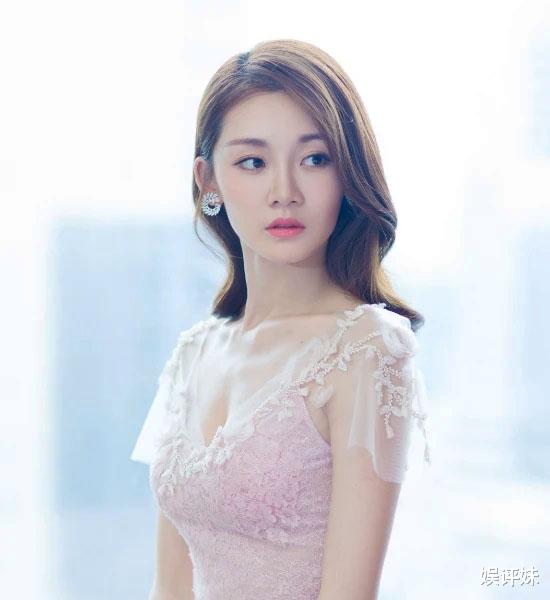 |郑恺瘦身成功后，首晒西装写真，坦言衣服又能穿进去了