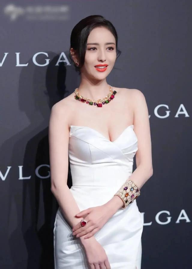 佟丽娅|佟丽娅内衣照曝光，身材妩媚迷人性感依旧，网友：真是魅力十足呀