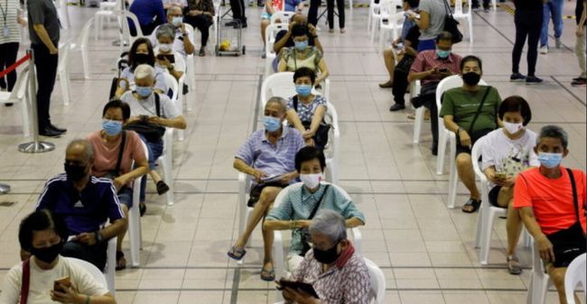 美疫苗免費也不要！新加坡人自費打中國疫苗，深夜守在診所外排隊-圖4