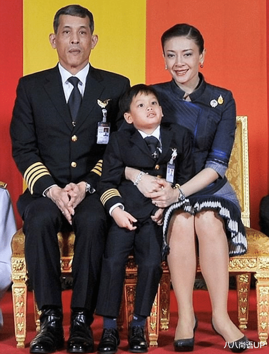 八八尚语UP|继一家三口登海报后,王室又晒出西拉米C位照,苏提达表情成亮点