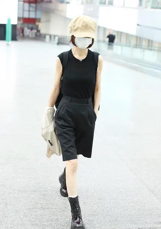 方脸妹说时尚|鲁豫罕见走机场!穿背心配爸爸裤打扮似明星,瘦成麻杆还有曲线美