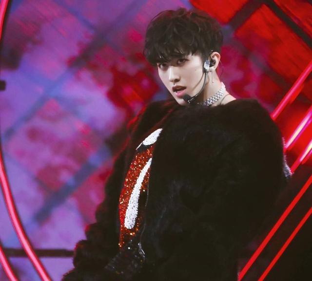 打底裤|一没发型“毁”所有？看到蔡徐坤寸头，才了解什么叫帅的巅峰