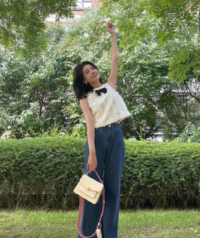 育妈计|梁洁对镜自拍晒美照,穿炫腹装秀小蛮腰,不料生图腿型更抢镜