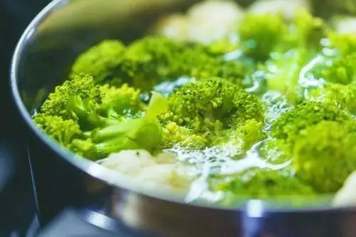 蔬菜|这8类蔬菜或自带“毒素”,医生建议:吃前务必焯水!别再偷懒了