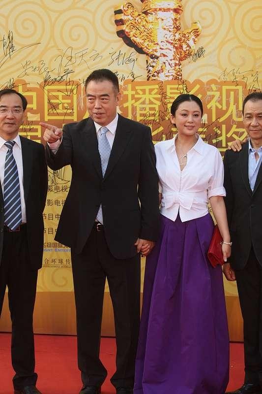 BiuVogue|陈红随便穿穿都很美，红裙子像“地摊货”，配上黑袜子变的好高级