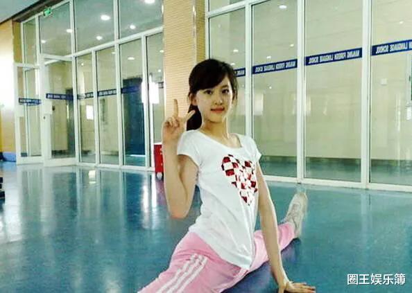 章泽天|豪门太太章泽天，新年照活力满分似少女，身材苗条女神范儿