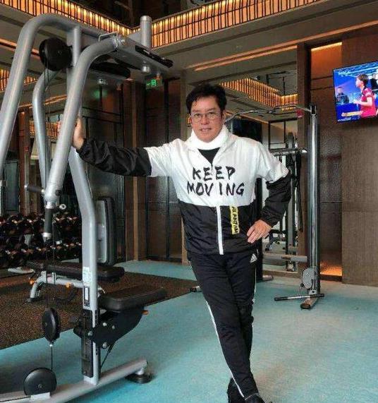 周生如故|谭咏麟的豪宅曝光，住在香港的中心位置，房子带有露天大阳台