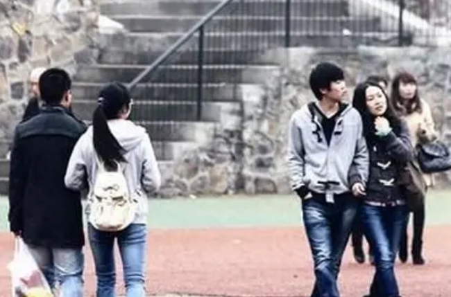 肖战|男大学生撞脸肖战走红，高颜值吸引多人告白，家长却不淡定了