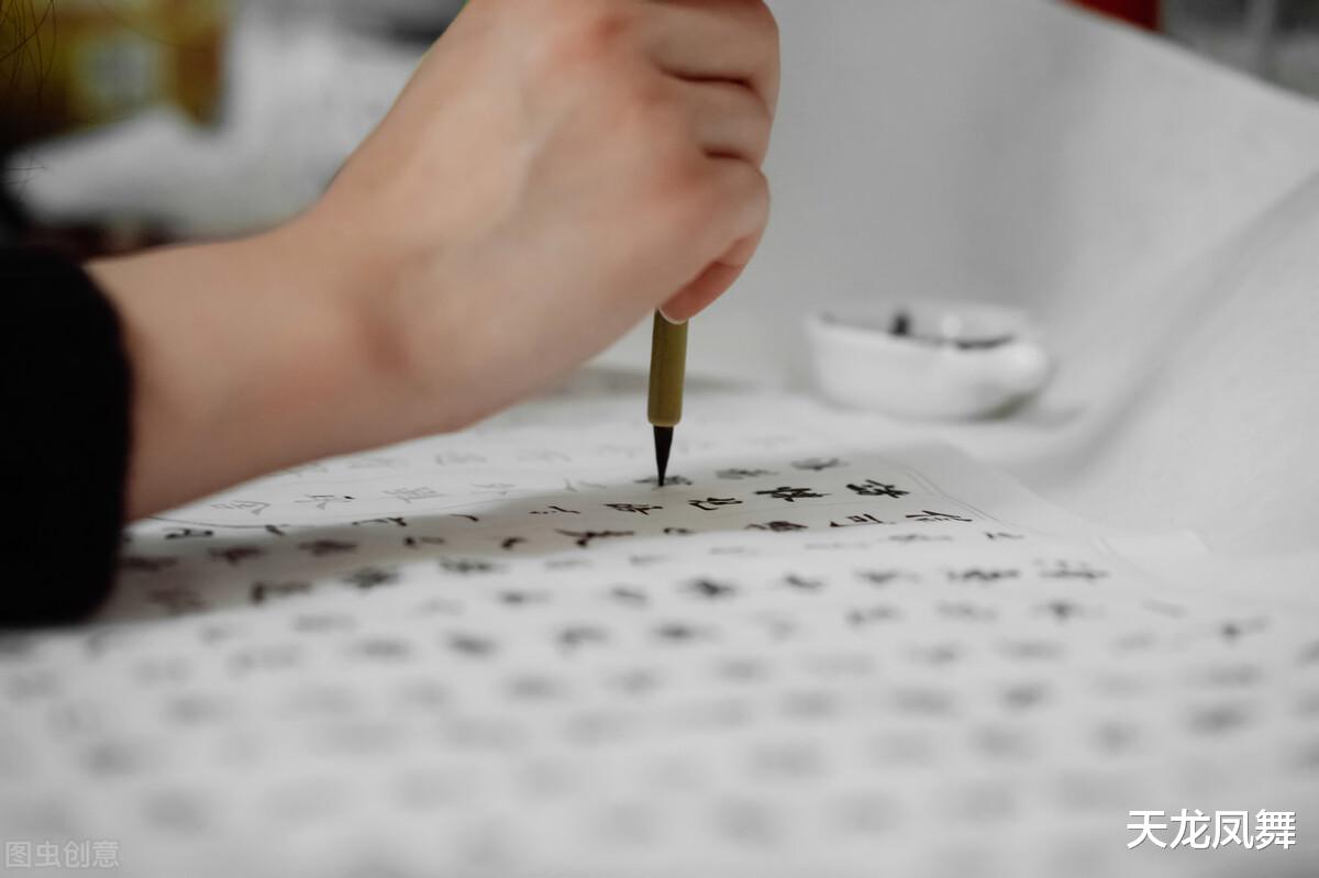 欧阳娜娜|有种字体叫“欧阳娜娜体”，没有一笔是弯的，组合起来却很萌