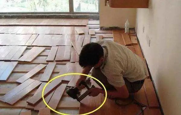 头一次见在旧瓷砖上铺木地板,太聪明了,看完真想回家学着装