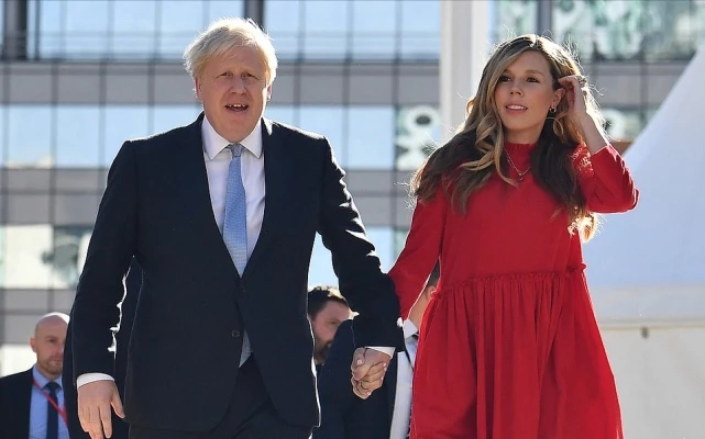 二胎|英国第一夫人生二胎女儿啦！红裙配黑大衣亮相，57岁鲍里斯再当爸