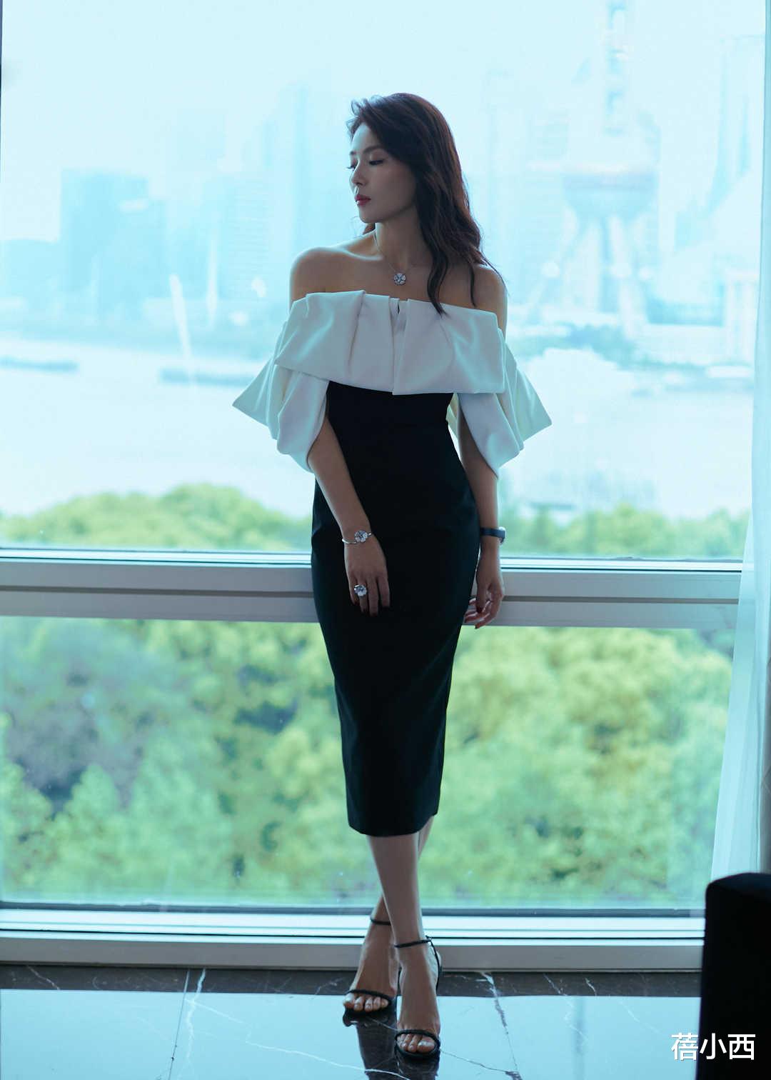 蓓小西 刘涛当主播后更嫩了,穿泡泡袖连衣裙像个大学生,看不出是78年的