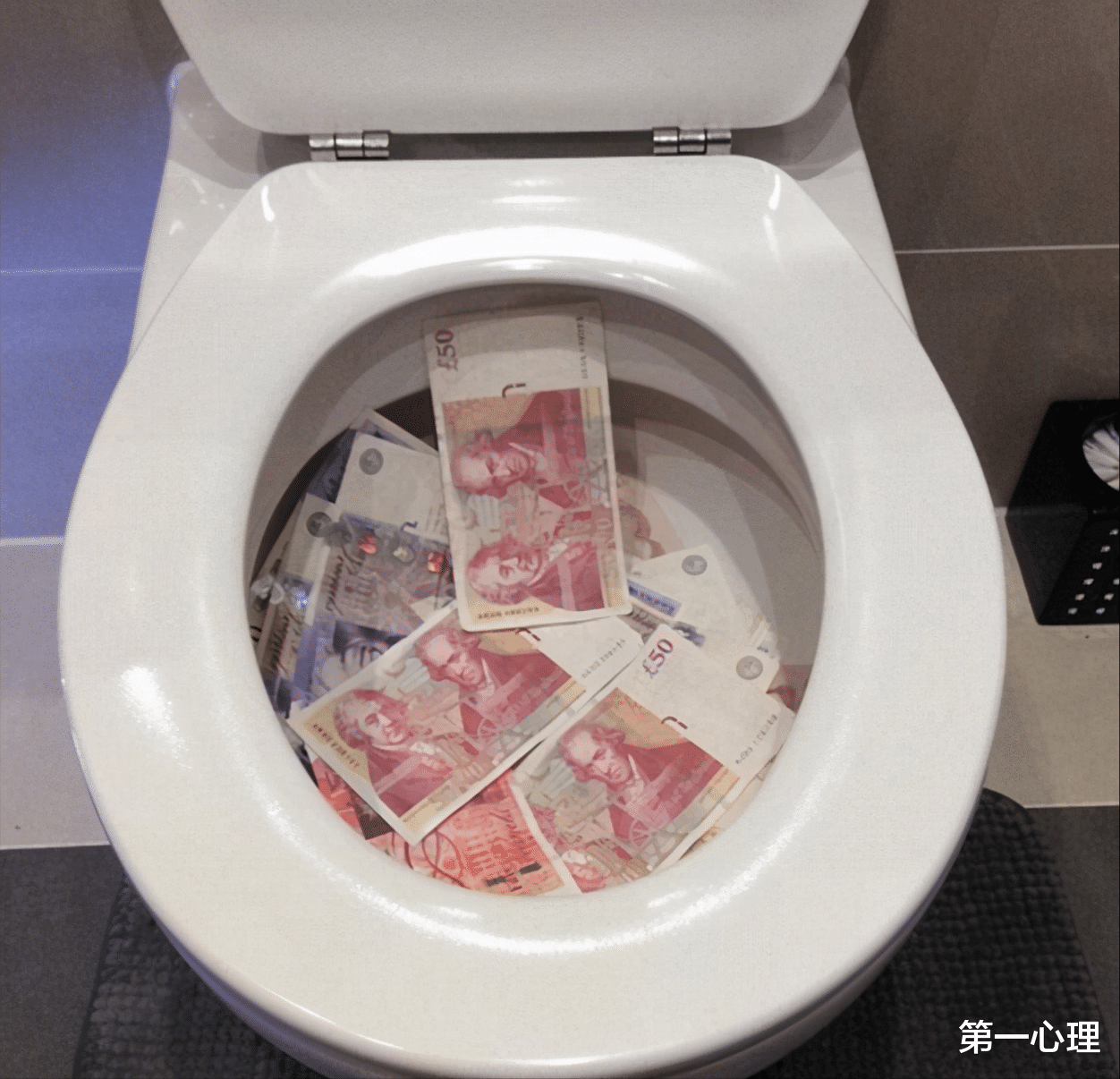 求职|面试官：500元掉进马桶，你捡还是不捡？如何高情商回复？