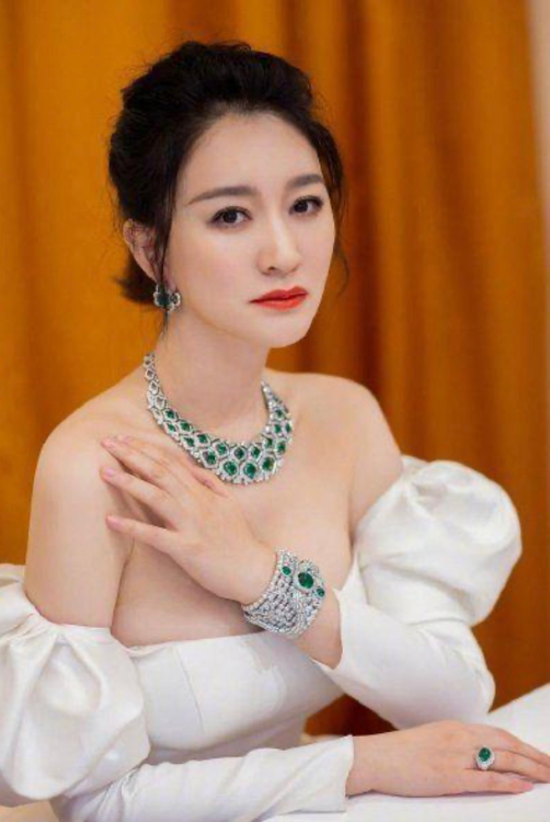 李小冉|四十多岁依旧迷人，身材令无数粉丝嫉妒不已，李小冉的傲人身材令人眼红