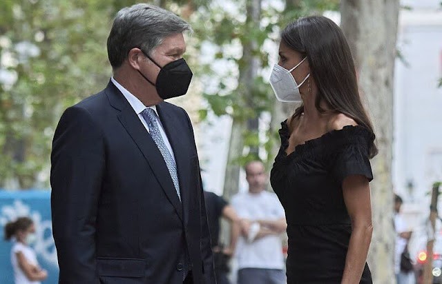 时尚风行派|48岁西班牙王后瘦成纸片人!爱心领秀香肩与锁骨,一双美腿太细长