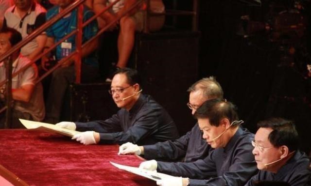 妻子偷拿丈夫雕像前去鉴定,专家看后伸手反问:你知道它是谁吗?