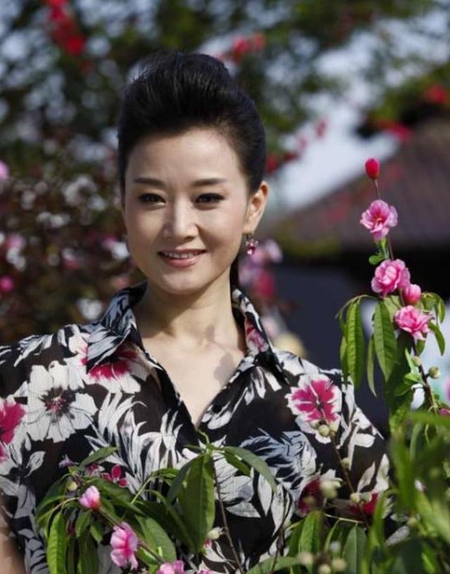 发型|宋祖英的锁骨发真显气质，配薄纱内衬秀身材，人群中也美成焦点