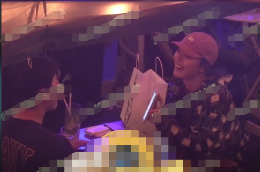 纪凌尘|纪凌尘与美女骑电动车回家！女方五官精致颜值高，全程搂腰显甜蜜