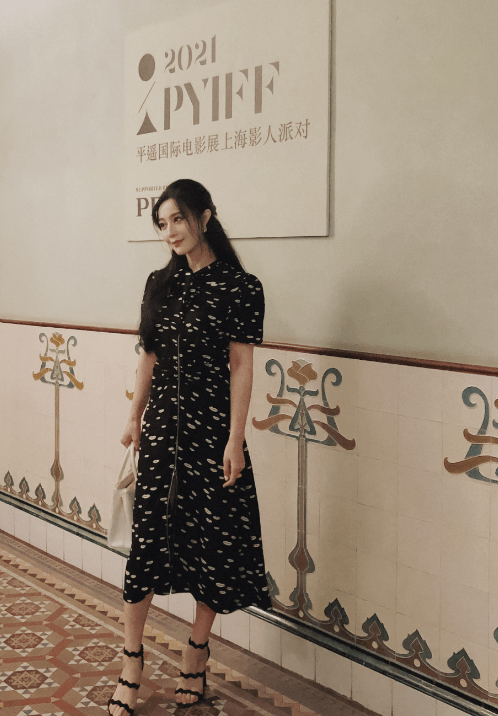 潮流新风|范冰冰生图真抗打！就算是穿一身朴素黑裙，也依旧美得光彩照人