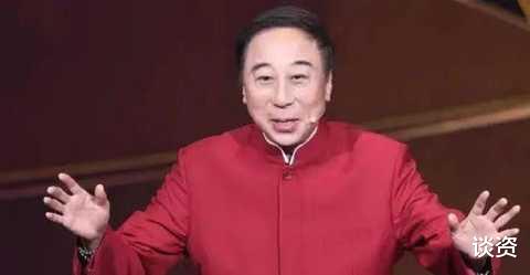 |冯巩回老家过节,屋内装修简朴,亲自下厨饭菜简单,被赞接地气