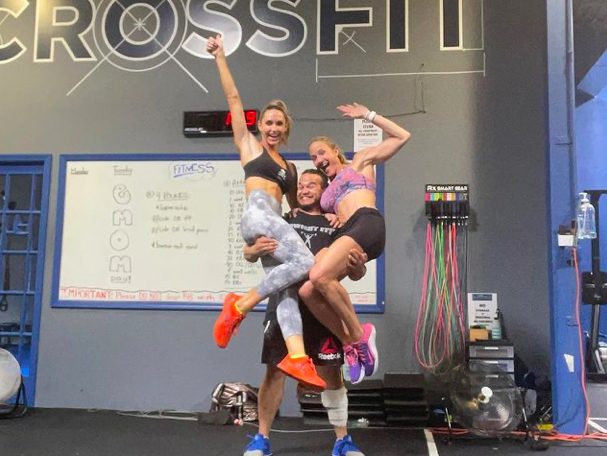 全球时尚风行|特朗普明星脸儿媳素颜显老！欧式眼皮深得像缝，巴掌大背心秀身材