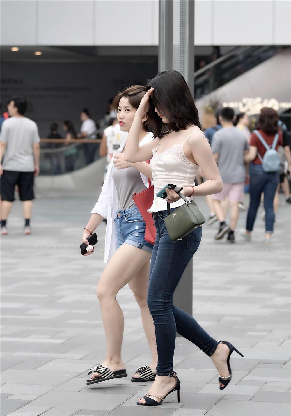 六九街拍|紧身牛仔裤，搭配细跟凉鞋，简约的秋季搭配