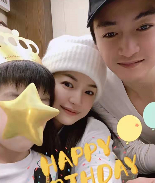 陈妍希|陈妍希一家三口罕同框！与陈晓依偎场面甜，儿子眉眼与爸似复制