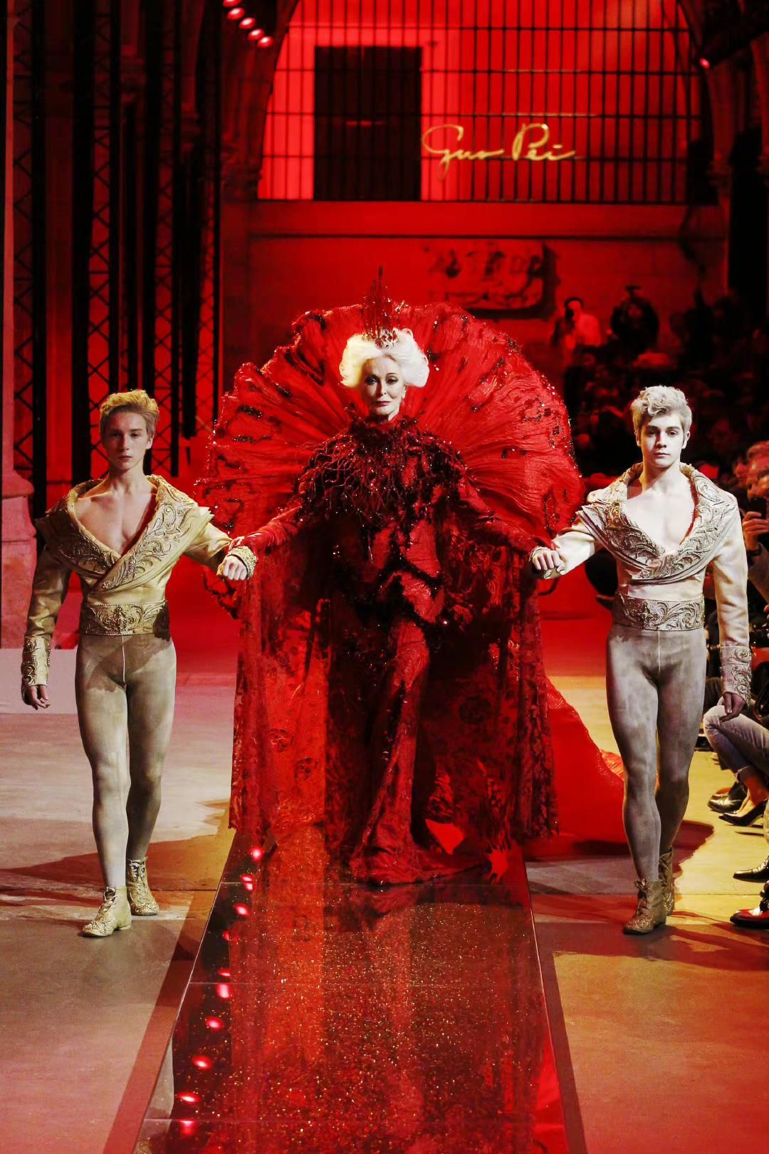 时尚圈的奇葩大喵 最老超模仍活跃于荧幕！脸颊凹陷却不影响美貌，浑身皱纹更增魅力