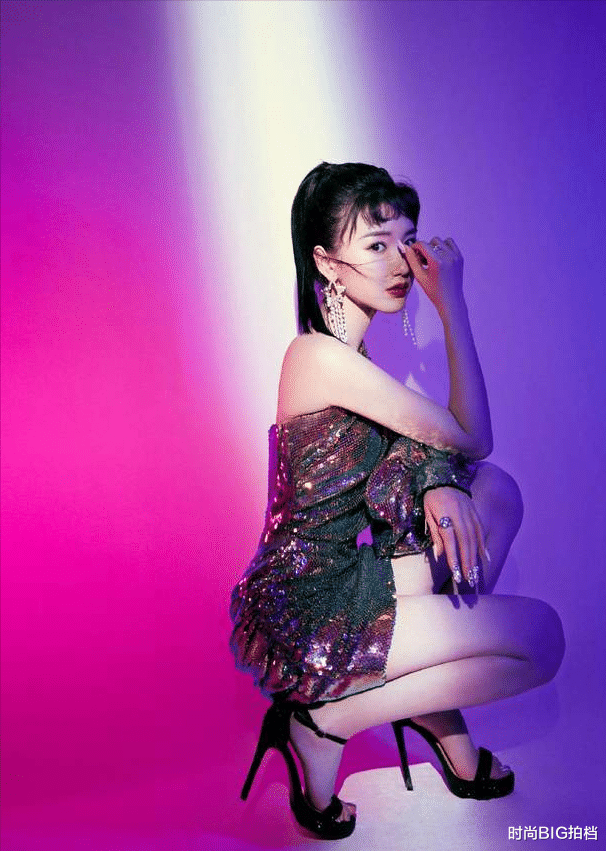 毛衣|毛晓彤风波后晒照，白色毛衣配短发真飘逸，年过三十仍然是小仙女