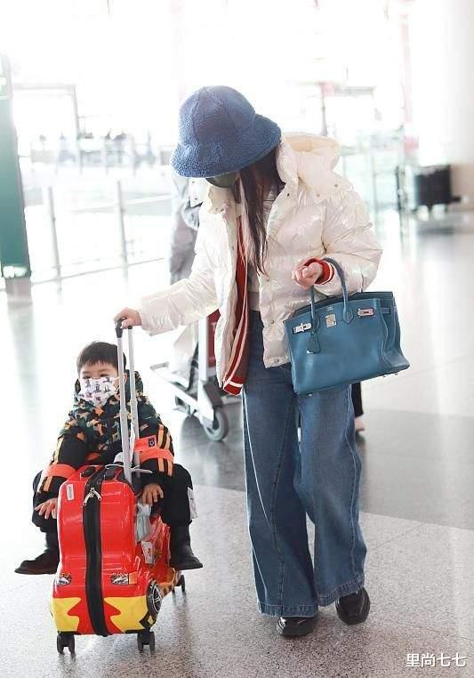 黄圣依|黄圣依罕带俩儿子走机场，拎10万包带仨助理，9岁长子爆肥大变样