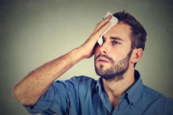 快速问医生 爱出汗和体内有肿瘤有关？医生：出汗可能是4种疾病的征兆